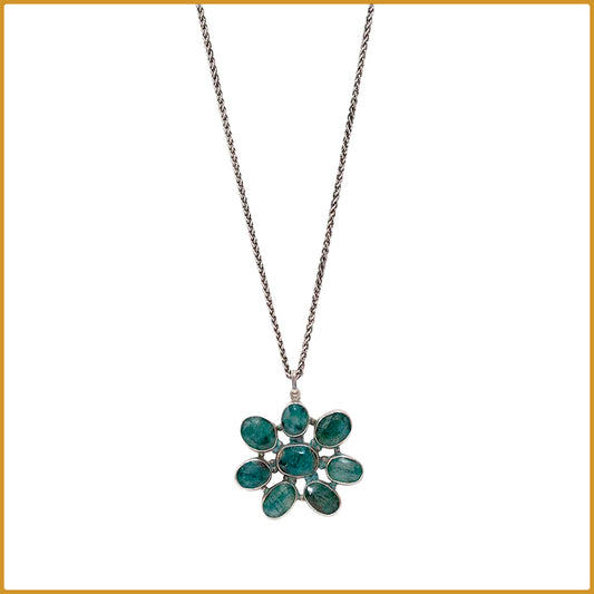 Cadena de plata con piedra esmeralda