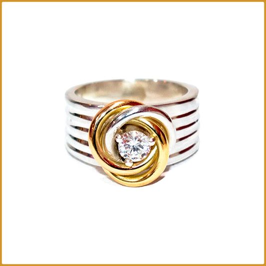 Anillo con piedra de zirconia