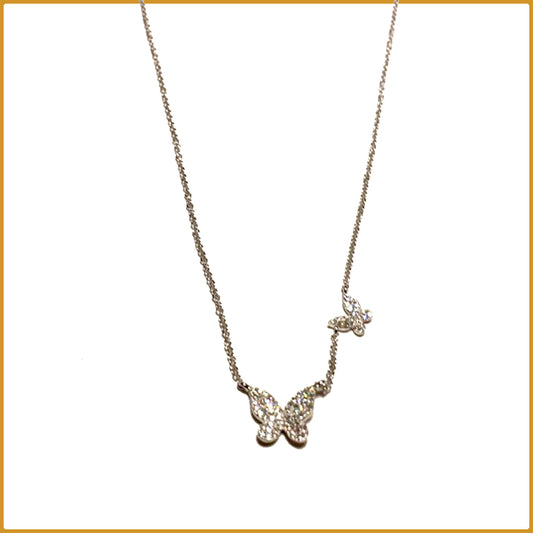 Chaîne en or blanc motif papillon avec diamants