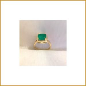 Bague en or avec sertissage en pierre d’émeraude