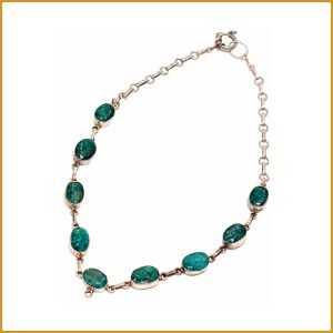 Collier avec neuf pierres naturelles émeraude